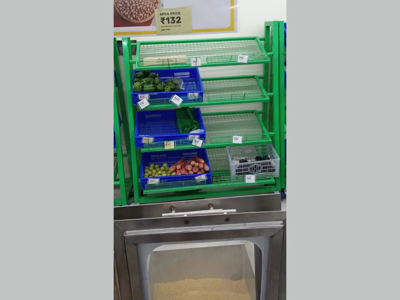 213008713_Vegetable-display-racks-Installation1.webp