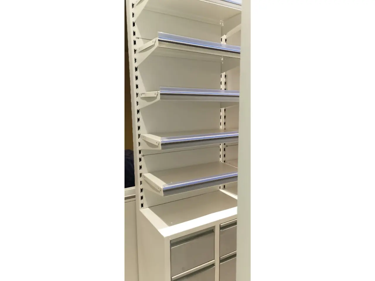 952275926_best-display-racks-Installation-Jaipur.webp